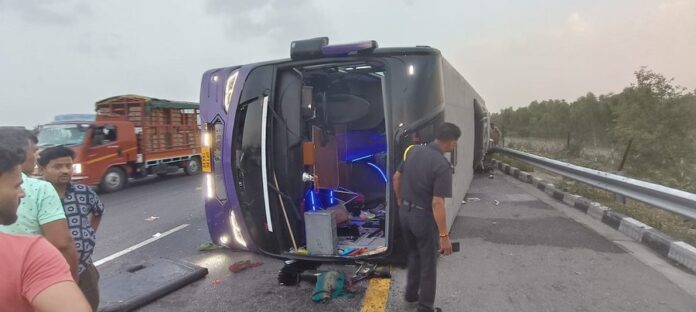 Alt text: Unnao expressway bus accident overturned AC sleeper bus on Lucknow-Agra Expressway