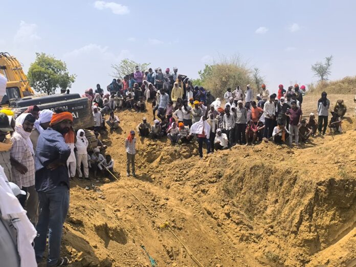 : Rescue operation underway after a well collapsed during excavation work in Panna district, Madhya Pradesh.