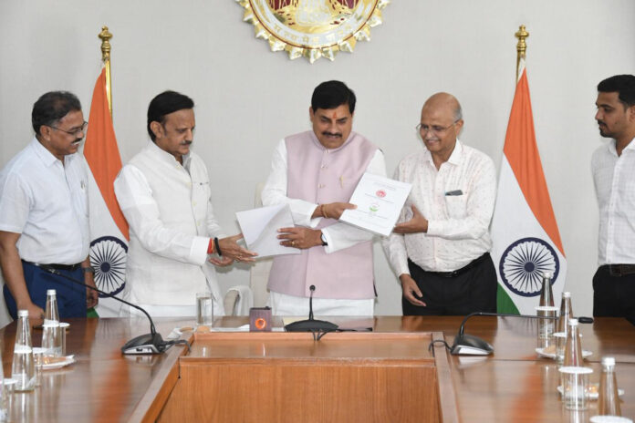 Chief Minister Mohan Yadav with representatives of the MP Health Department and Sevankur Bharat Project and Dr Babasaheb Ambedkar Vaidyakiya Pratishthan during the MoU exchange programme at Samatva Bhavan in Bhopal on Monday.