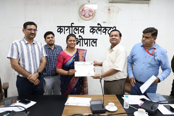 Officials honouring Census 2027 survey staff