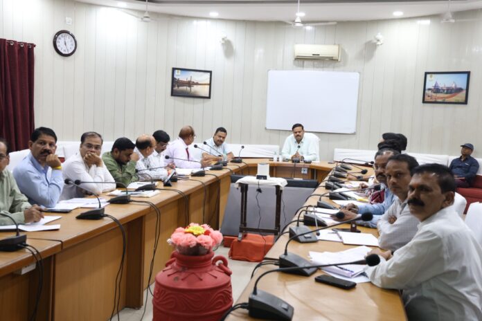 Commissioner Karmveer Sharma reviews school enrolment, literacy programmes and textbook distribution during the School Education Department meeting in Bhopal.
