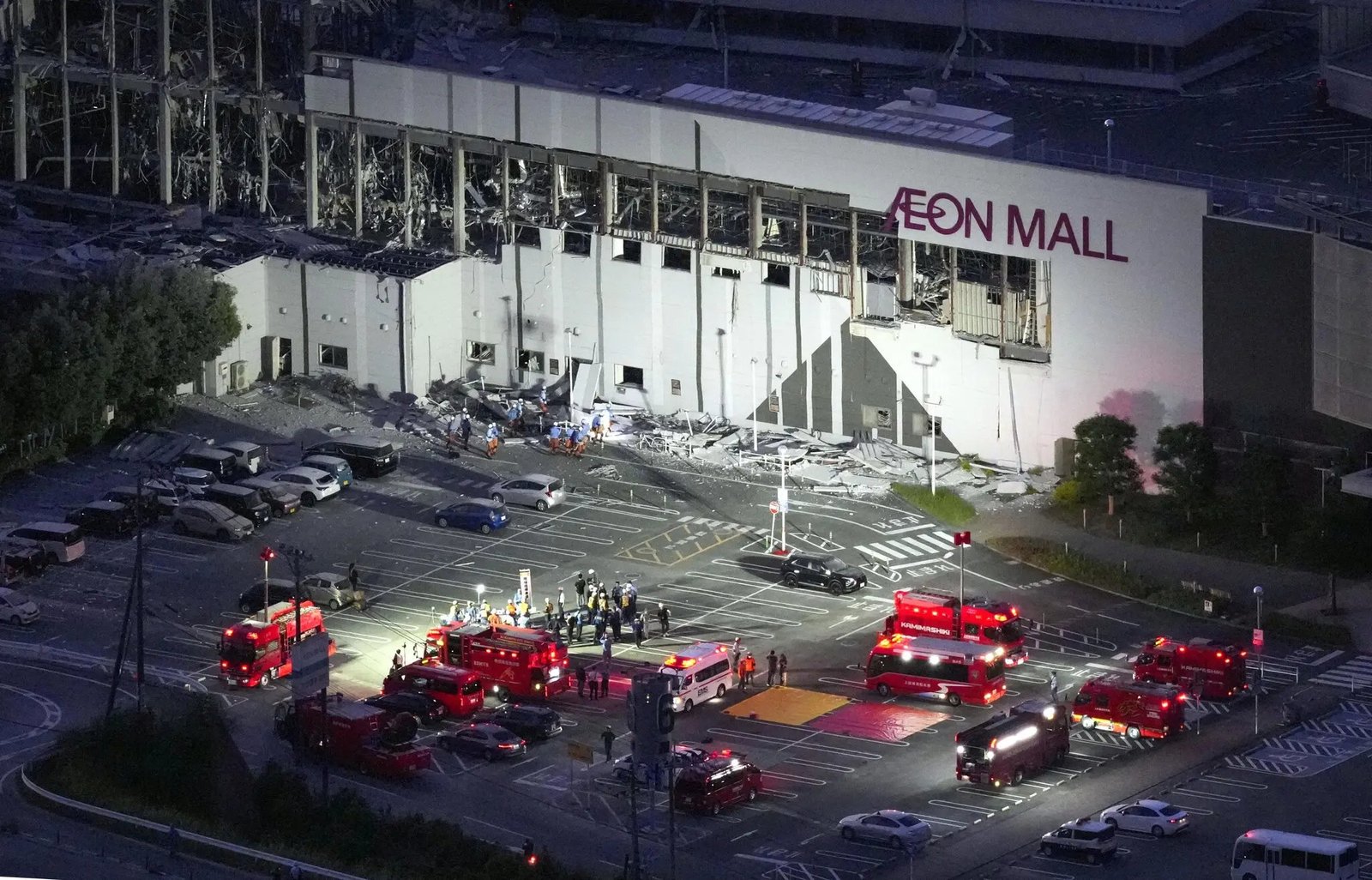 Japan earthquake Kumamoto mall collapse rescue operation