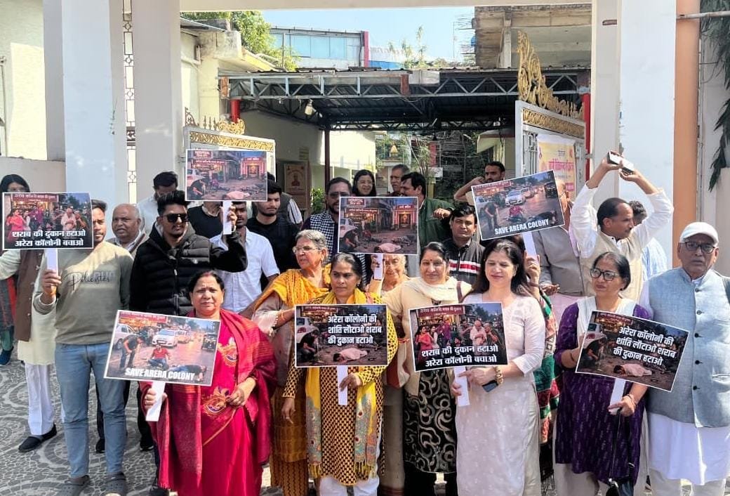 Bhopal Nagar Nigam sealing illegal shops on residential land