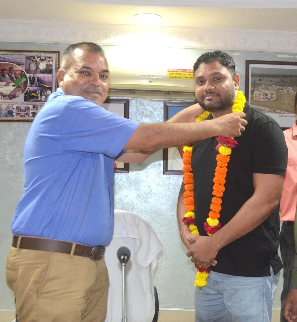 WCR employee Abhishek Sharma being felicitated at the Coach Rebuilding Factory, Nishatpura, after winning the regional Rail Hindi Quiz Competition.