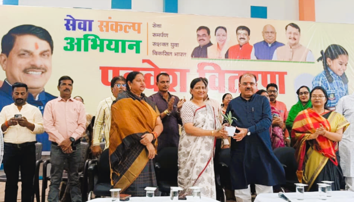 1,800 Students Get Shoes and Socks in Bhopal
